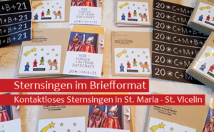 Die Sternsingerpost liegt auf dem Tisch verteilt. Viele Briefe werden mit der Post in der Gemeinde St. Maria - St. Vicelin versendet.